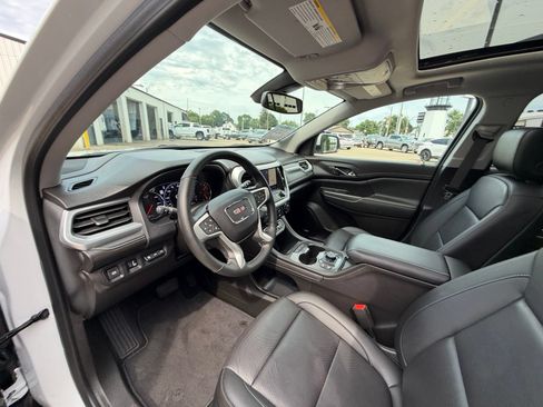 Used 2023 GMC Acadia SLT w/ Technology Package AWD/4WD image 10