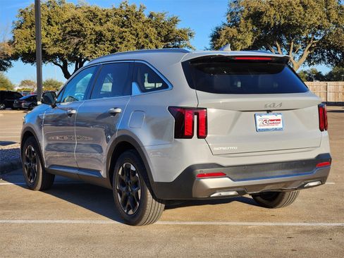Used 2025 Kia Sorento S w/ Panoramic Sunroof Package image 4