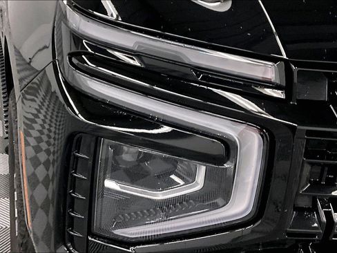 Used 2025 Chevrolet Suburban Z71 AWD/4WD image 33