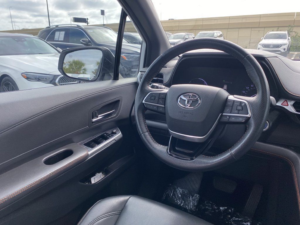 Used 2021 Toyota Sienna XSE FWD image 3