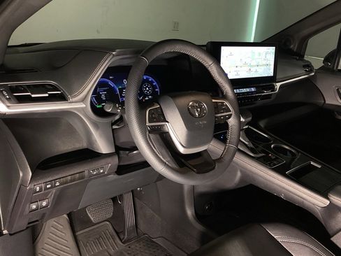 Used 2025 Toyota Sienna XLE Woodland Edition image 12