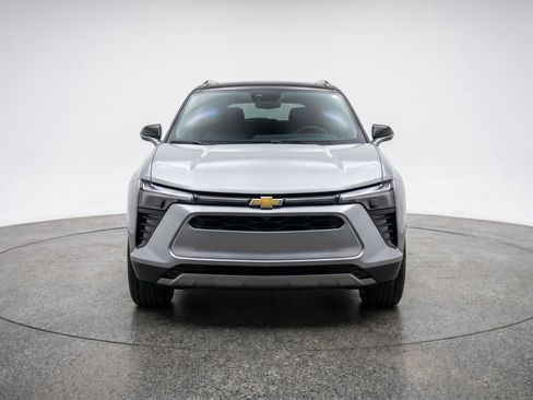 Used 2025 Chevrolet Blazer LT FWD image 2