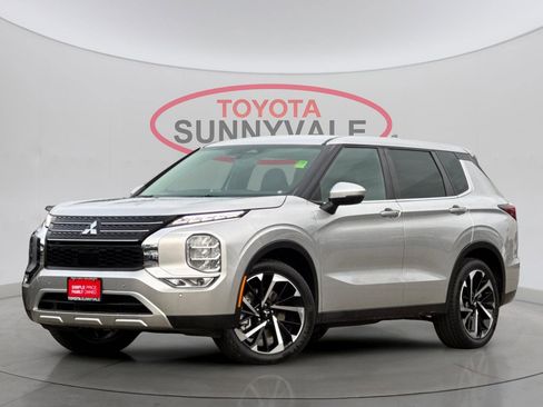 Used 2024 Mitsubishi Outlander SE image 2