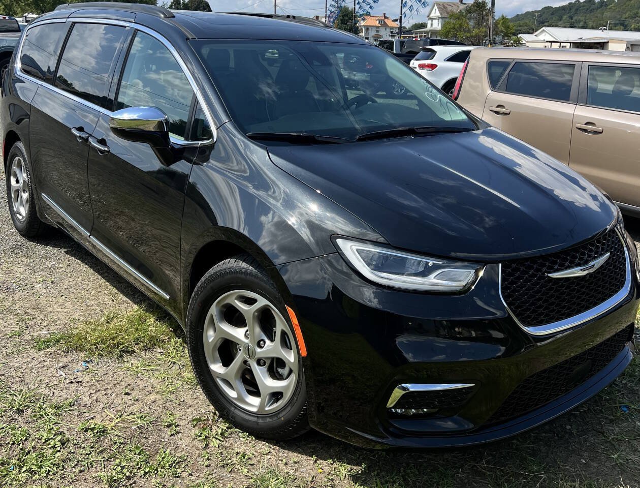 Used 2023 Chrysler Pacifica Limited FWD image 2
