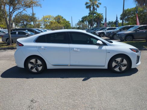 Used 2020 Hyundai Ioniq Limited image 4
