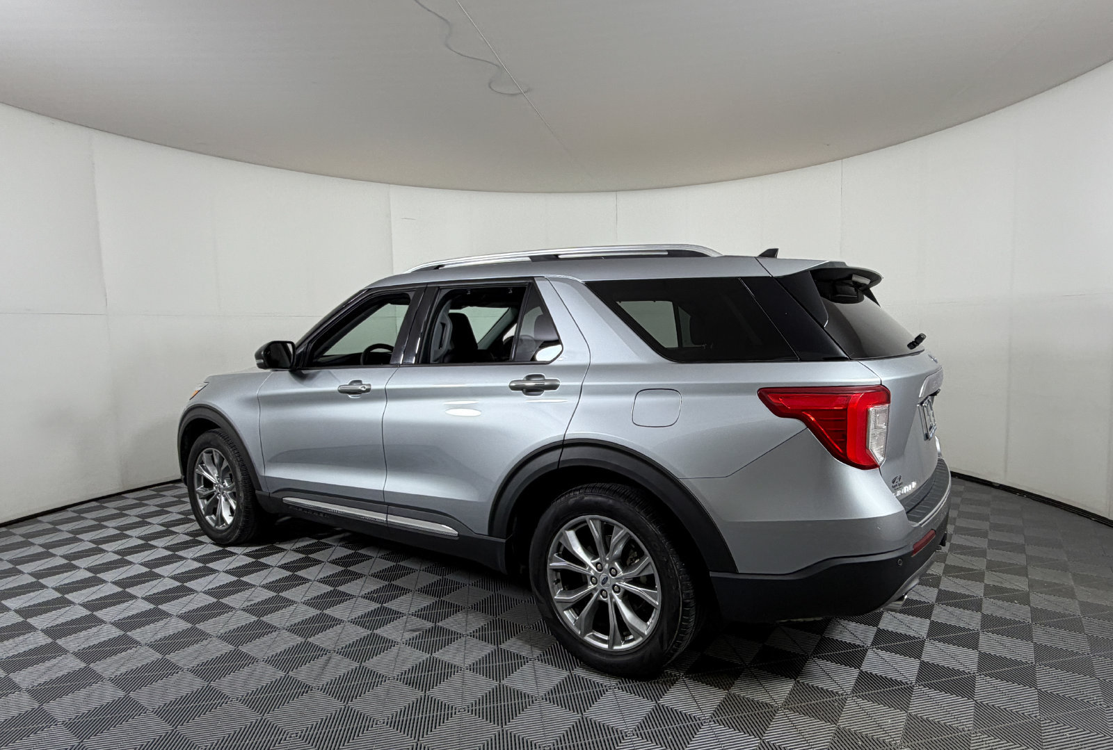 Used 2022 Ford Explorer Limited w/ Equipment Group 301A RWD image 3