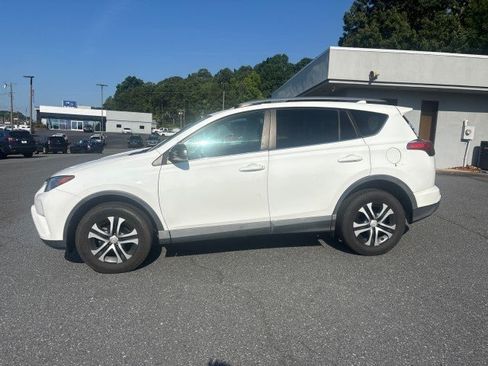 Used 2017 Toyota RAV4 LE FWD image 3
