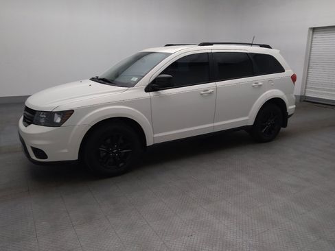 Used 2019 Dodge Journey SE w/ Connectivity Group FWD image 2