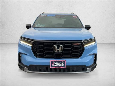 Used 2025 Honda Pilot TrailSport image 2
