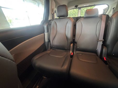 Used 2026 Kia Carnival FWD image 41