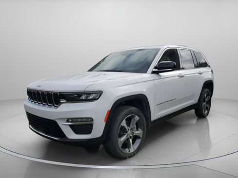 New 2025 Jeep Grand Cherokee Limited RWD image 2