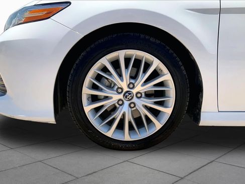 Used 2018 Toyota Camry XLE FWD image 11