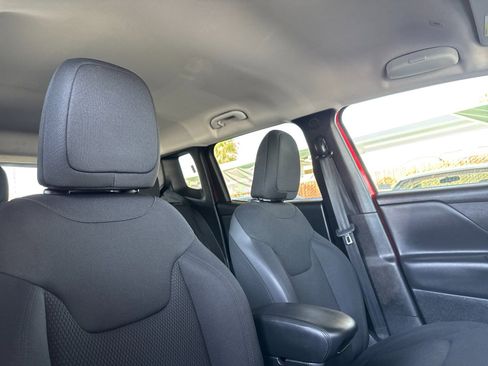 Used 2018 Jeep Renegade Altitude w/ Cold Weather Group FWD image 16