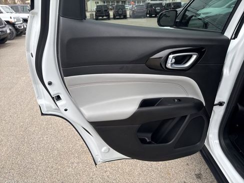 Certified 2025 Jeep Compass Limited image 23