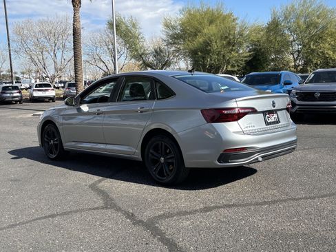 Used 2024 Volkswagen Jetta SE w/ Panoramic Sunroof Package image 3