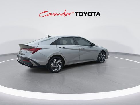 Used 2025 Hyundai Elantra Sport FWD image 8