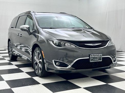 Used 2018 Chrysler Pacifica Limited w/ Tire & Wheel Group image 2