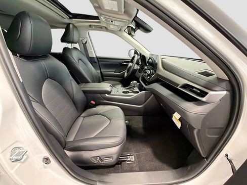 Certified 2025 Toyota Highlander XLE FWD image 24