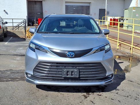 Used 2025 Toyota Sienna XLE image 35