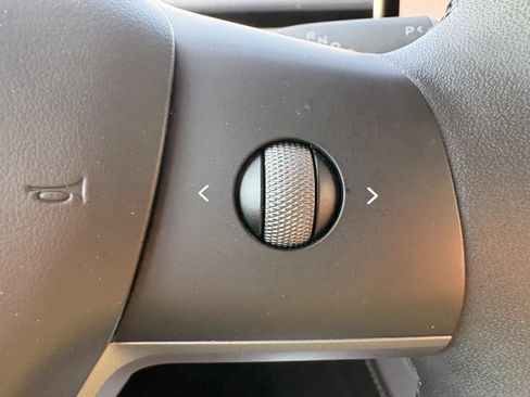 Used 2025 Tesla Model Y Long Range AWD/4WD image 17