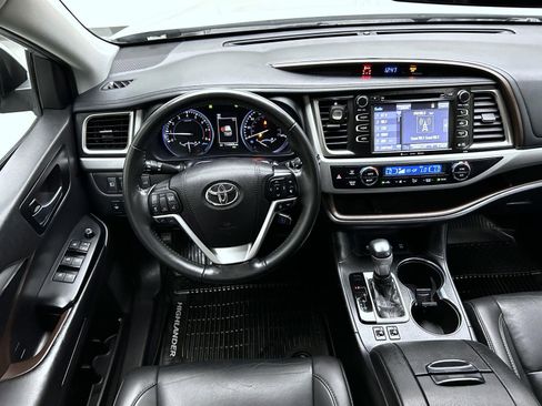 Used 2019 Toyota Highlander XLE AWD/4WD image 14