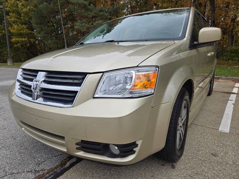 Used 2010 Dodge Grand Caravan SXT image 2