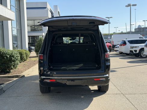 Used 2024 Jeep Wagoneer L Series III w/ Premium Group I image 9