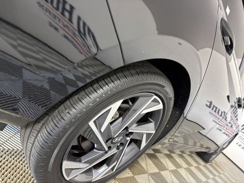Used 2025 Hyundai Elantra Limited FWD image 31