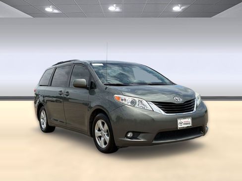 Used 2013 Toyota Sienna LE FWD image 7