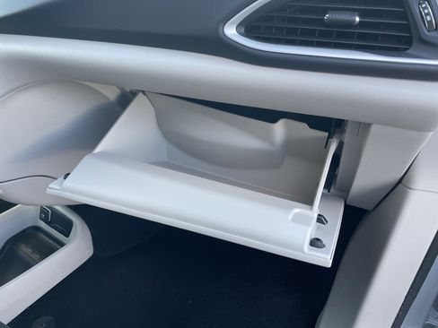 Used 2024 Chrysler Pacifica Touring-L image 43