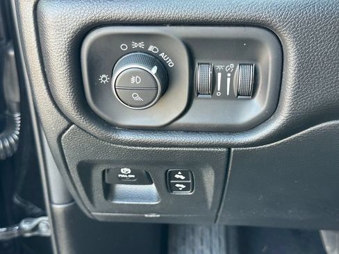 Used 2025 RAM 1500 Laramie AWD/4WD image 32