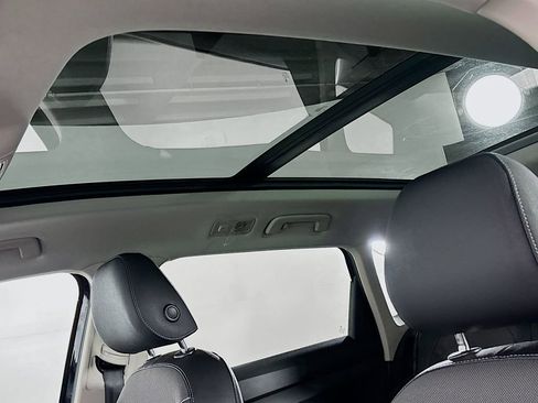 New 2025 Volkswagen Taos SE image 18