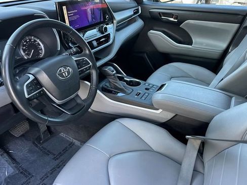 Certified 2023 Toyota Highlander XLE image 16