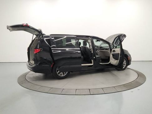 Used 2024 Chrysler Pacifica Touring-L FWD image 16