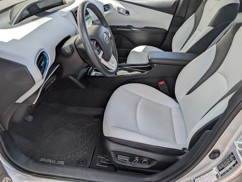 Used 2017 Toyota Prius Four FWD image 10