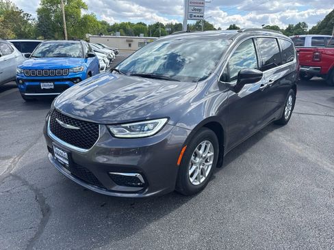 Used 2022 Chrysler Pacifica Touring-L FWD image 3