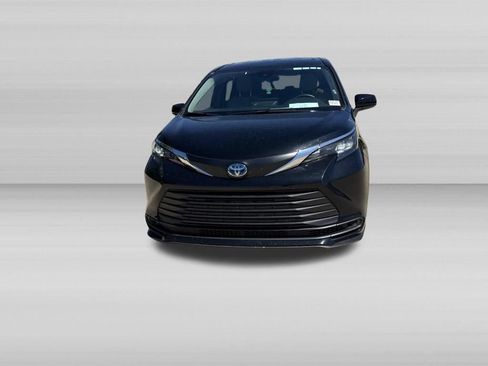Used 2025 Toyota Sienna LE FWD image 10