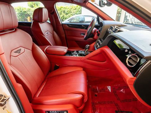 Used 2022 Bentley Bentayga AWD/4WD image 17