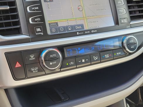 Used 2018 Toyota Highlander Limited AWD/4WD image 26