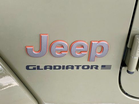 Used 2025 Jeep Gladiator Mojave w/ Convenience Group AWD/4WD image 11