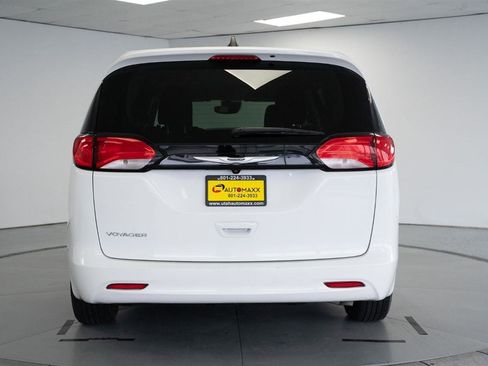 Used 2023 Chrysler Voyager LX image 8
