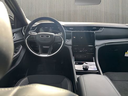 New 2025 Jeep Grand Cherokee Altitude image 23