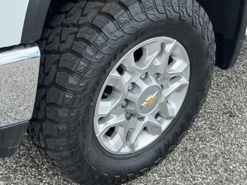 Used 2025 Chevrolet Silverado 2500 LT AWD/4WD image 9