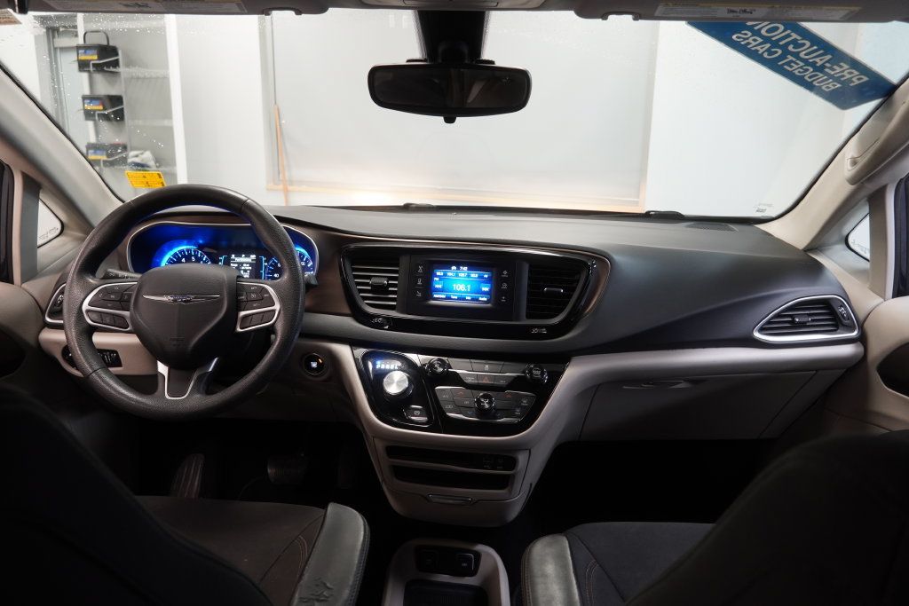 Used 2017 Chrysler Pacifica Touring FWD image 19