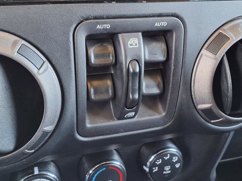 Used 2018 Jeep Wrangler Unlimited Sport AWD/4WD image 12