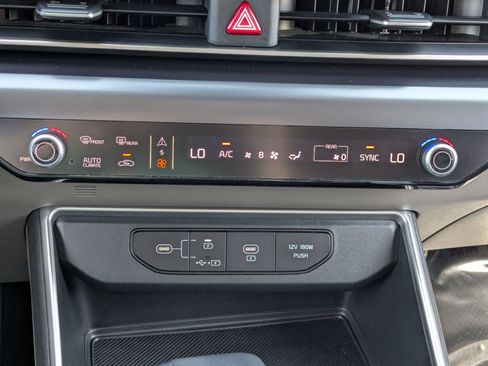 Used 2025 Kia Carnival FWD image 28