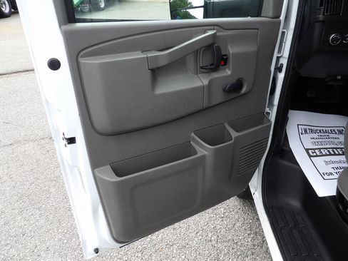 Used 2019 Chevrolet Express 3500 Extended RWD image 14