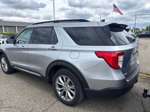 Used 2023 Ford Explorer XLT w/ Equipment Group 202A AWD/4WD image 18