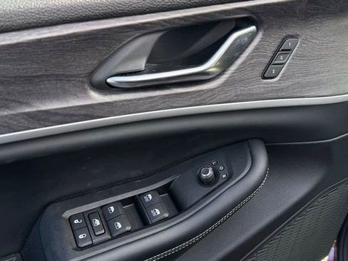 Used 2023 Jeep Grand Cherokee Limited w/ Luxury Tech Group II image 13