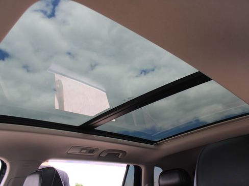 Certified 2024 Volkswagen Tiguan SE w/ Panoramic Sunroof Package AWD/4WD image 19